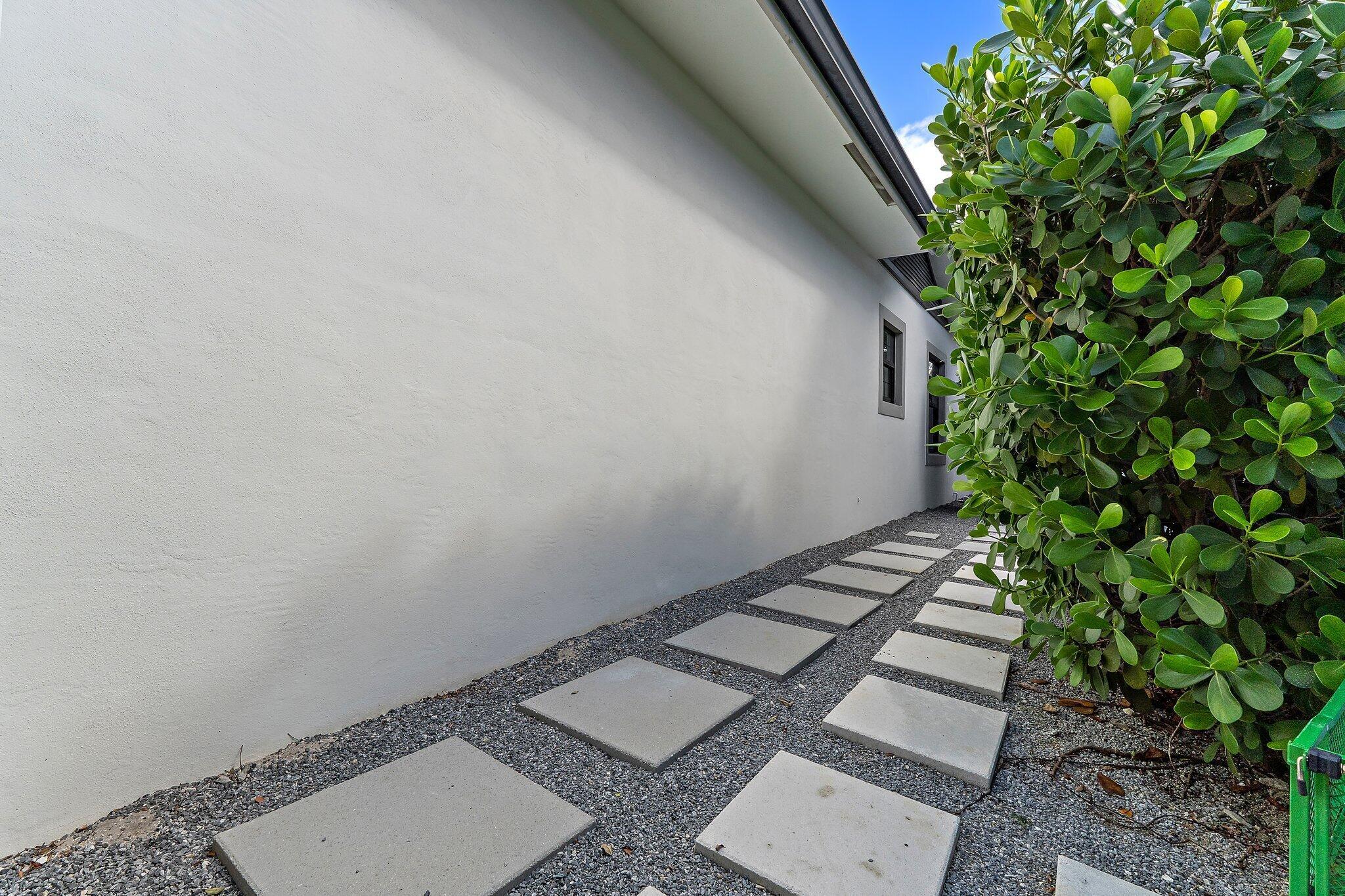 BANYAN CAY RESORT COMMUNI - Residential Lease