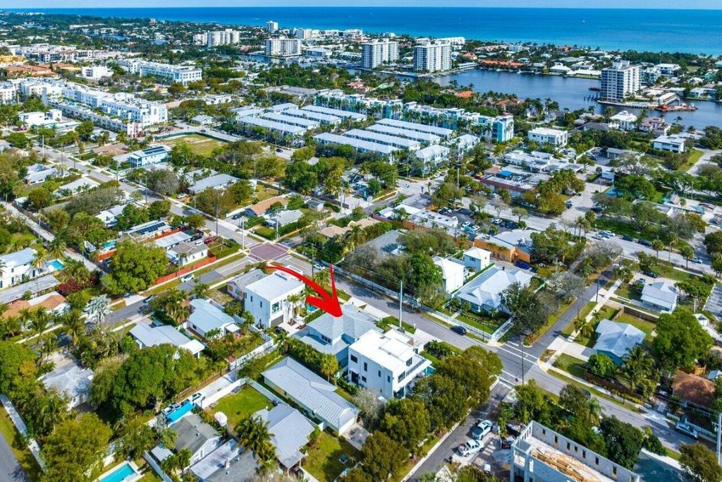 Photo of 412 SE 4th Avenue, Delray Beach, FL 33483 (MLS # R11057850)