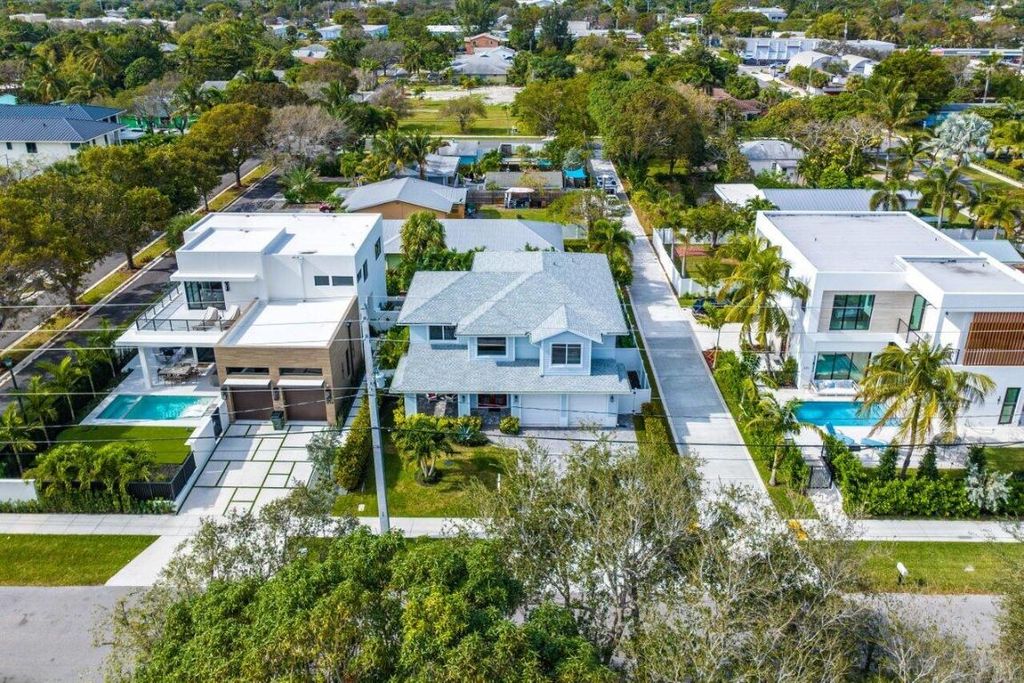 Photo of 412 SE 4th Avenue, Delray Beach, FL 33483 (MLS # R11057850)