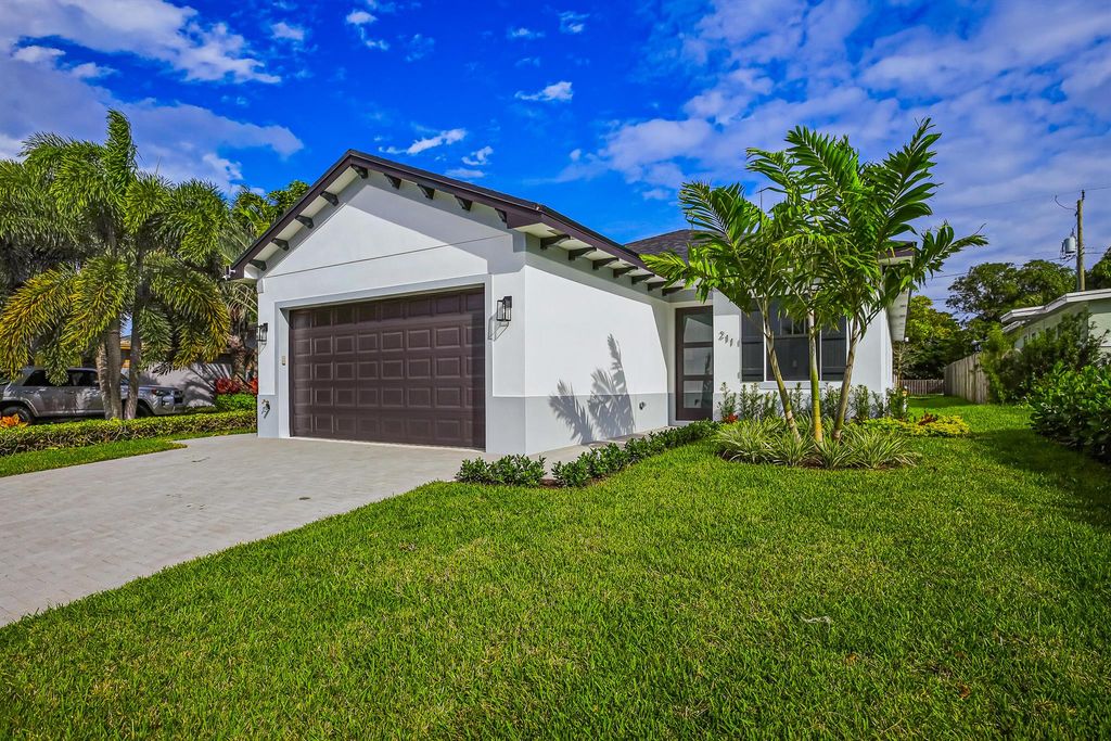 Photo of 211 SW 7th Avenue, Delray Beach, FL 33444 (MLS # R10941710)