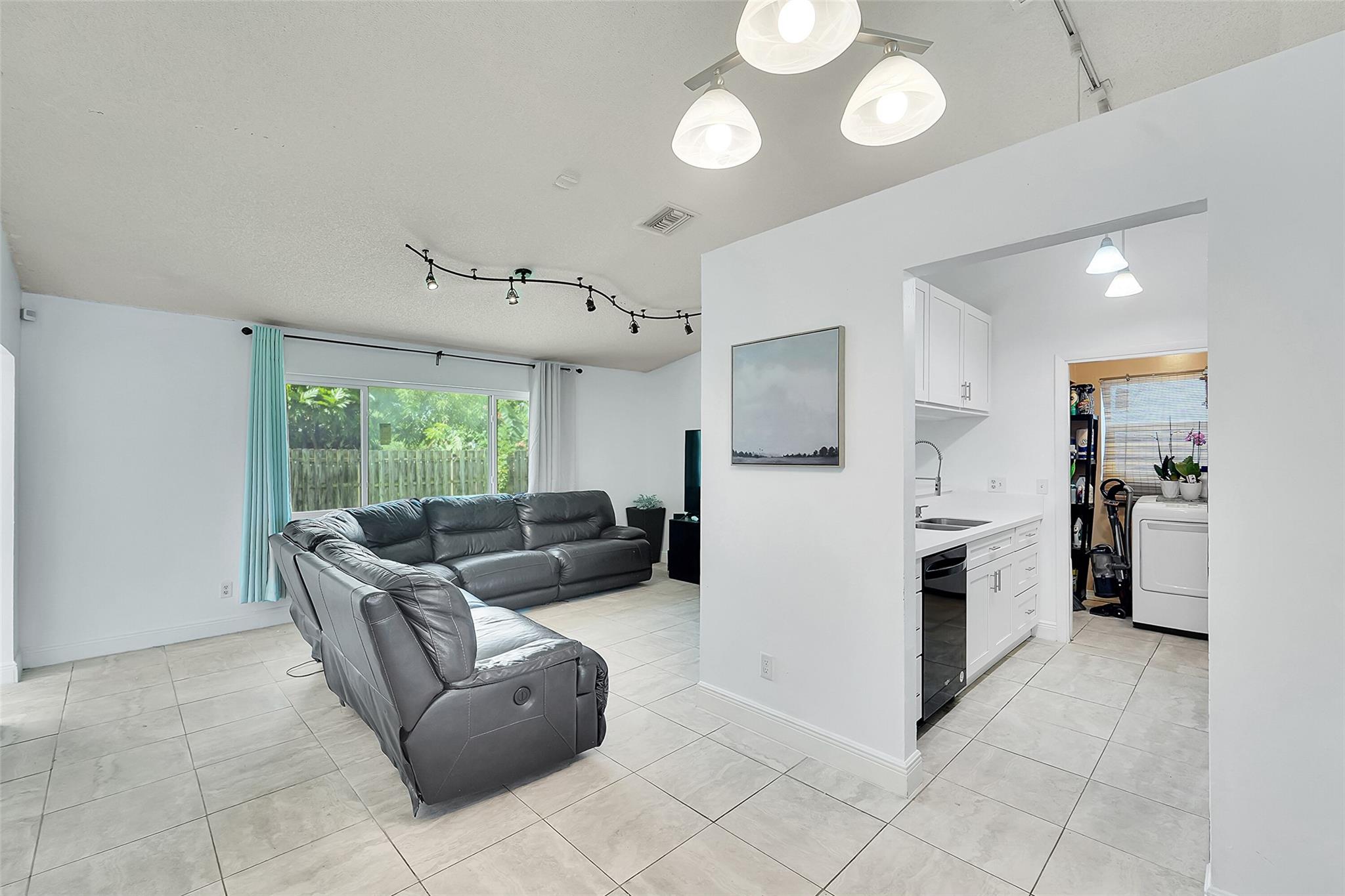 8350 NW 46th St