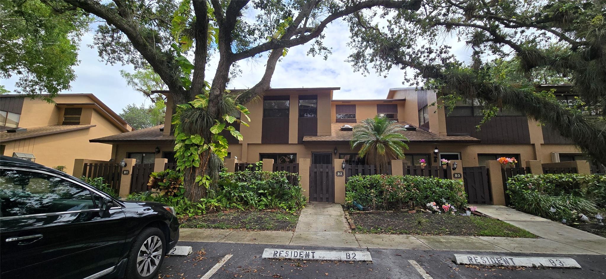 Lovely townhome. It features fresh paint, new porcelain tile on the first floor, and new stainless steel appliances. Located in a gated community, residents enjoy various amenities, including a pool, tennis/pickleball courts, a fitness center, walking trails, and more. The maintenance fee covers water, trash, and cable services. You will have two assigned parking spaces. Located in Woodmont, close to golf courses, recreational complex, parks, hospitals, and with easy access to major roads.