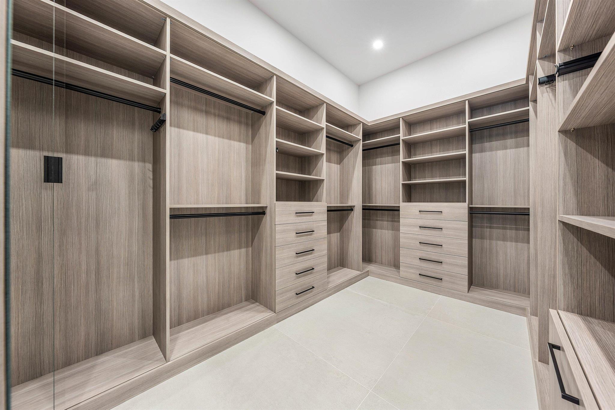 KINGS COURT - Residential