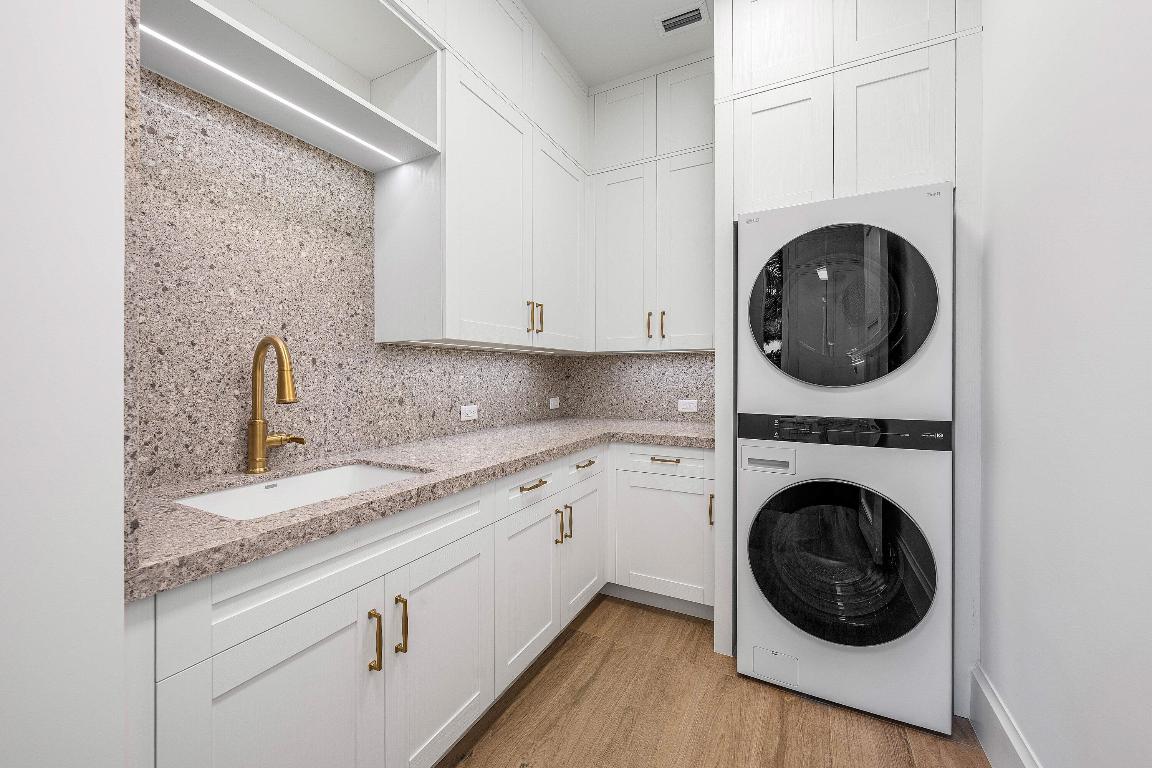 KINGS COURT REPLAT IN - Residential