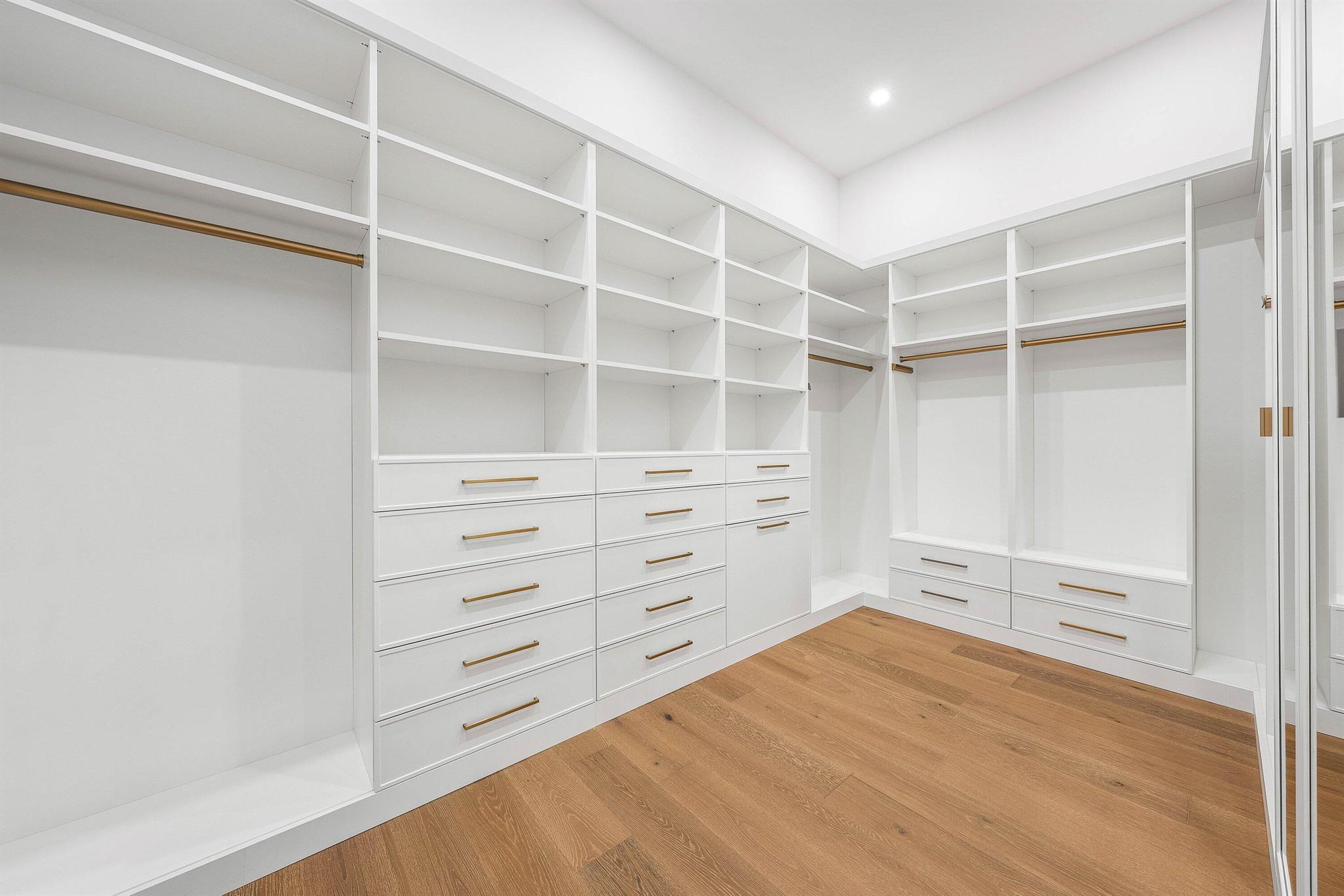 KINGS COURT - Residential