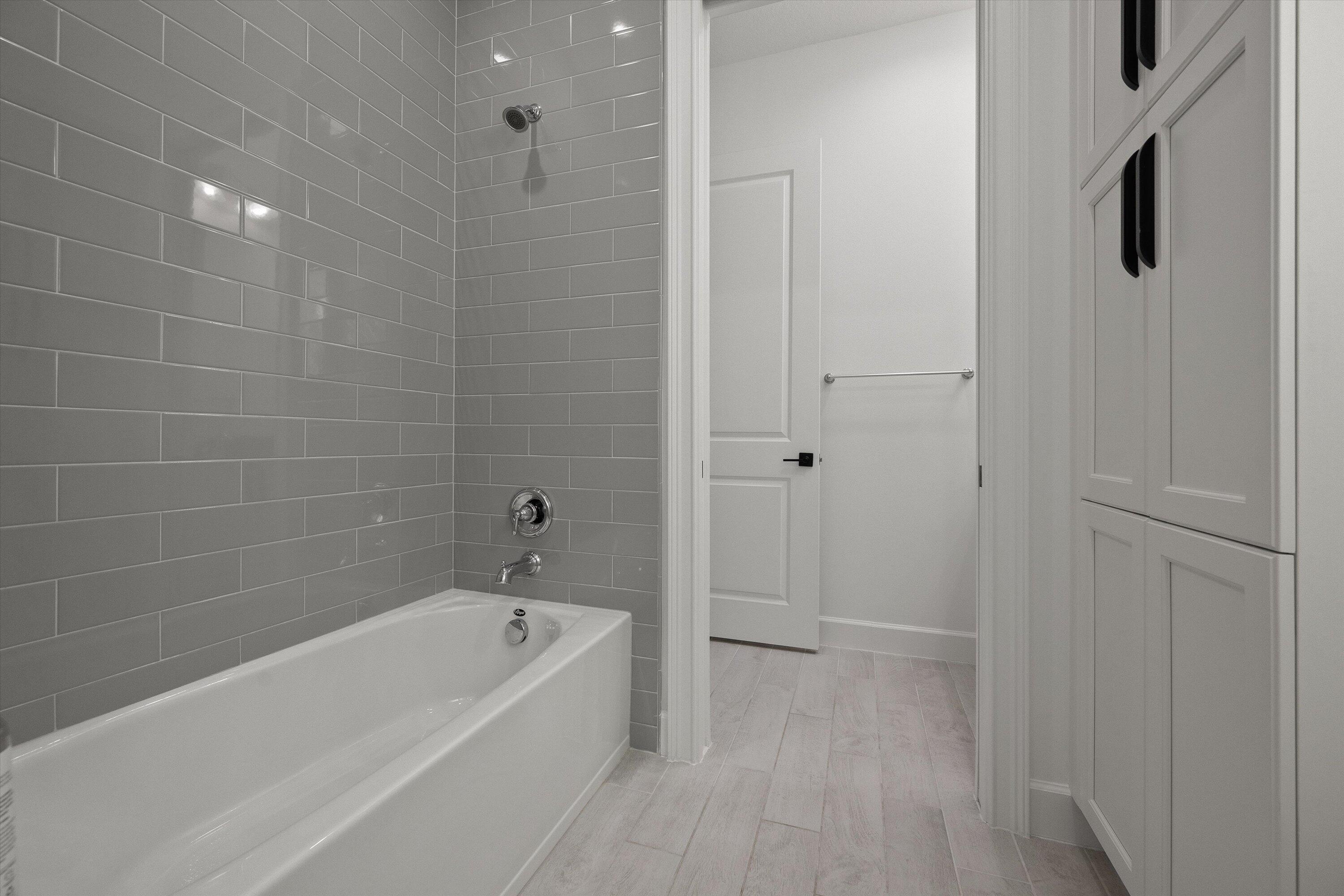 ESTATES OF WESTLAKE - Residential Lease