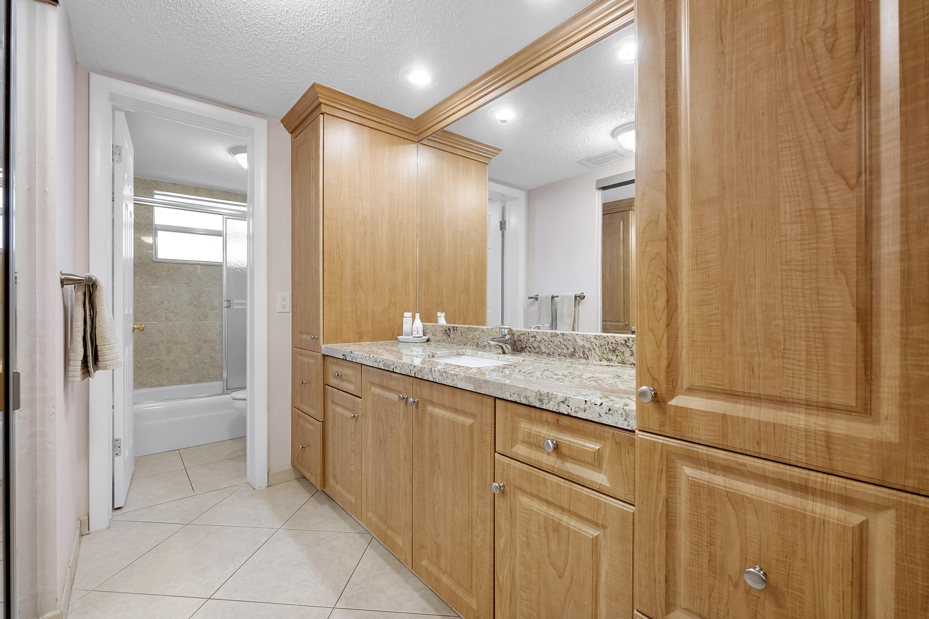 GARNET CONDO - Residential