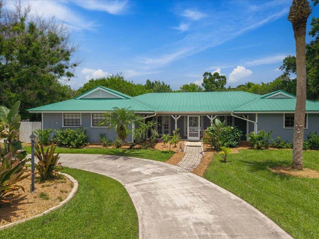 Photo of 1016 48TH Terrace, Vero Beach, FL 32966 (MLS # B26055571)
