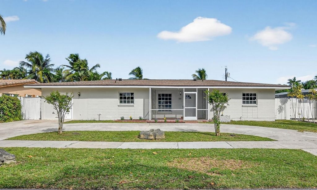 Photo of 13 Forest Hills Lane, Boca Raton, FL 33431 (MLS # R11138506)