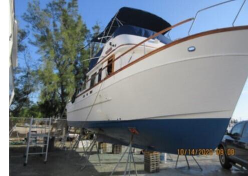 PERFECT CONDITION 1990 MARINE TRADER AND LIVEABOARD SLIP LEASEHOLD IN THE HEART OD KEY WEST. SILD TOGETHER ONLY. SEAWORTHY VESSEL WITHCAPTAIN'S BERTH, VBERTH, SALON, GALLEY, FLY BRIDGE, TWIN DIESELS. A RARE FIND IN THE HEART OF KEY WEST !