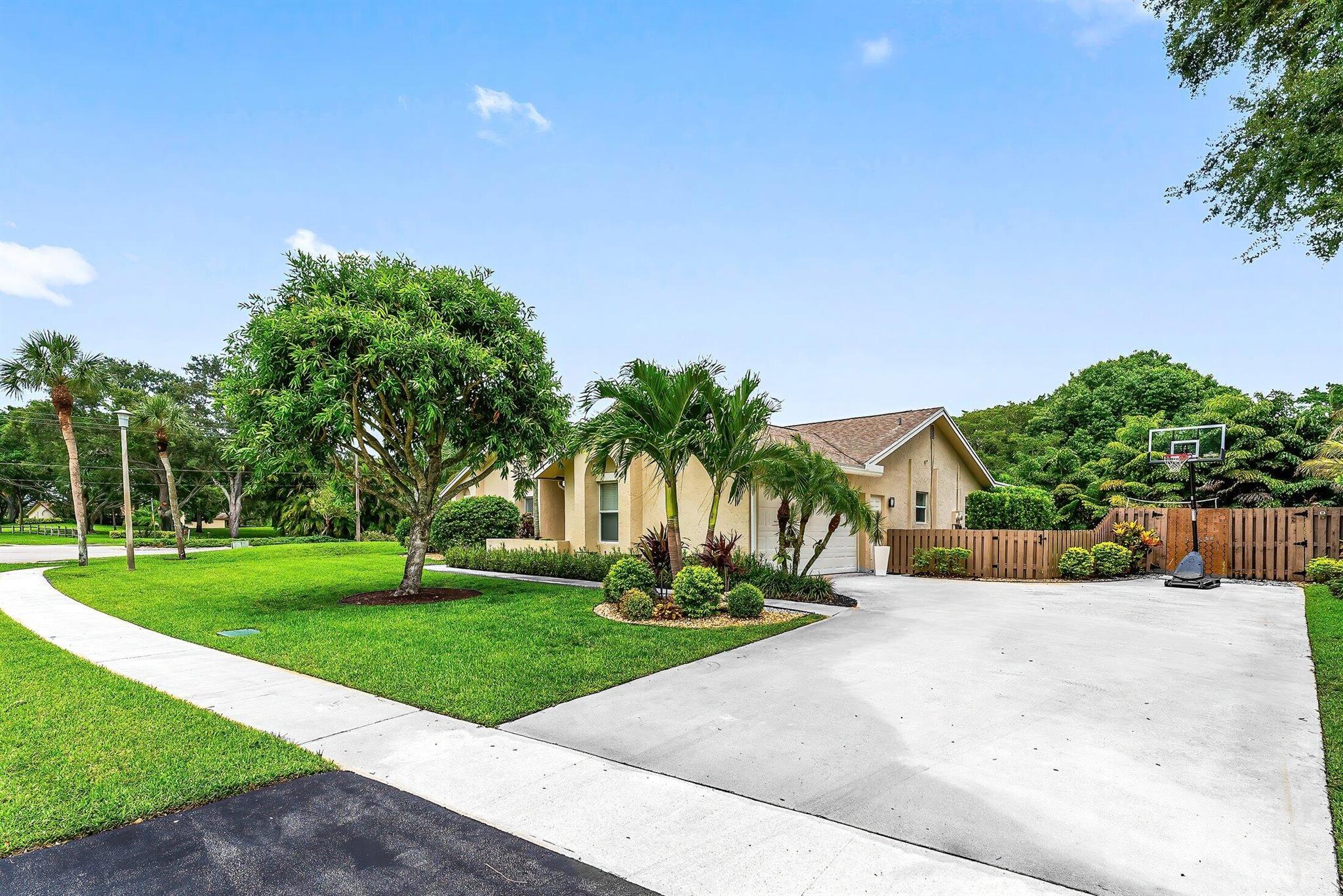 18200 102nd Way S, Boca Raton, FL, 33498/$899,000 2 18200 102nd Way S