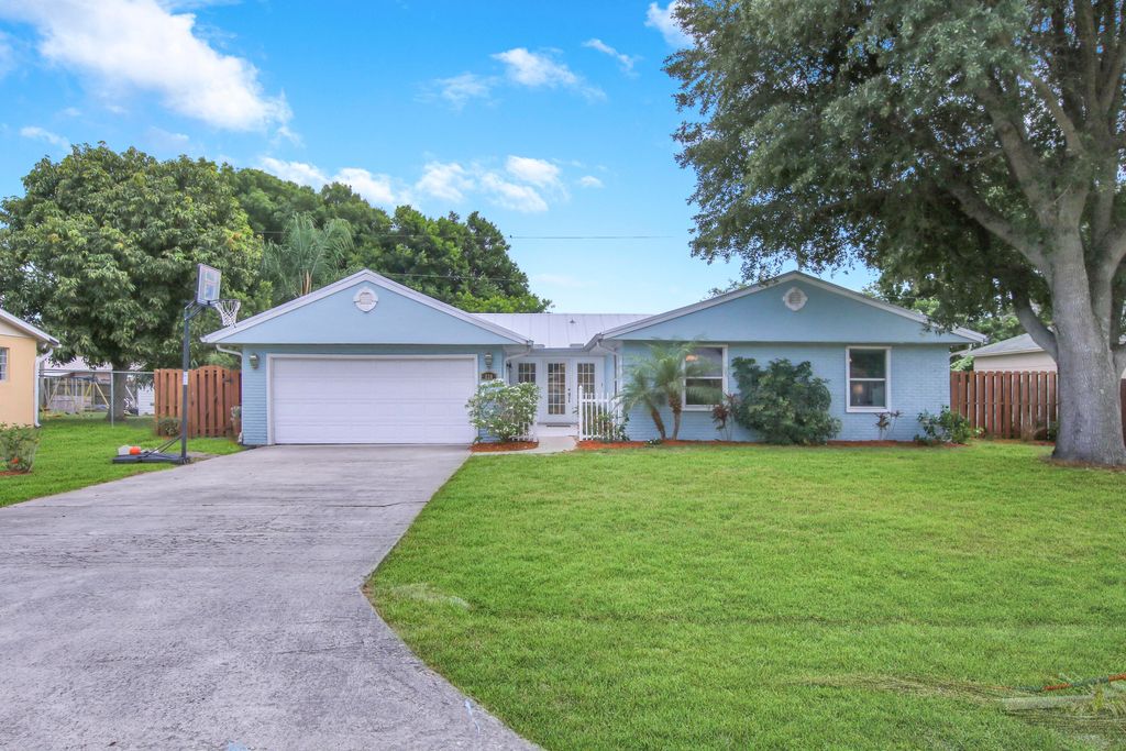 Photo of 238 SE Verada Avenue, Port Saint Lucie, FL 34983 (MLS # R10799180)