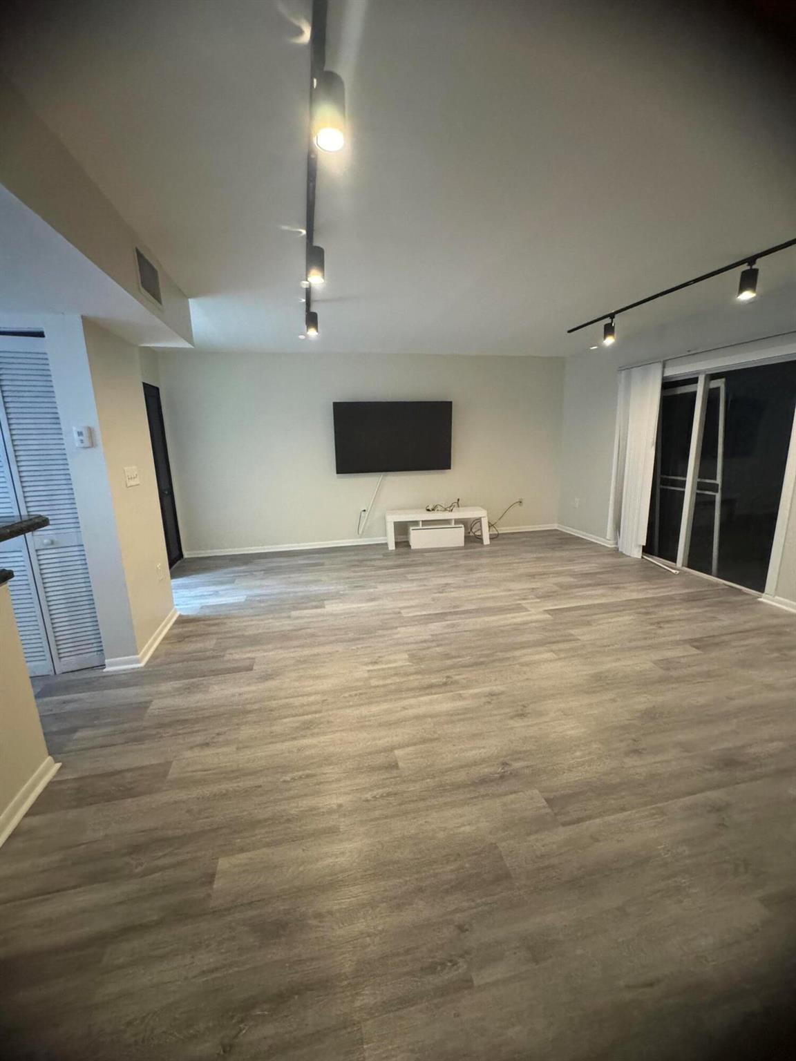 LAGUNA POINTE AT CALIF CL - Residential Lease