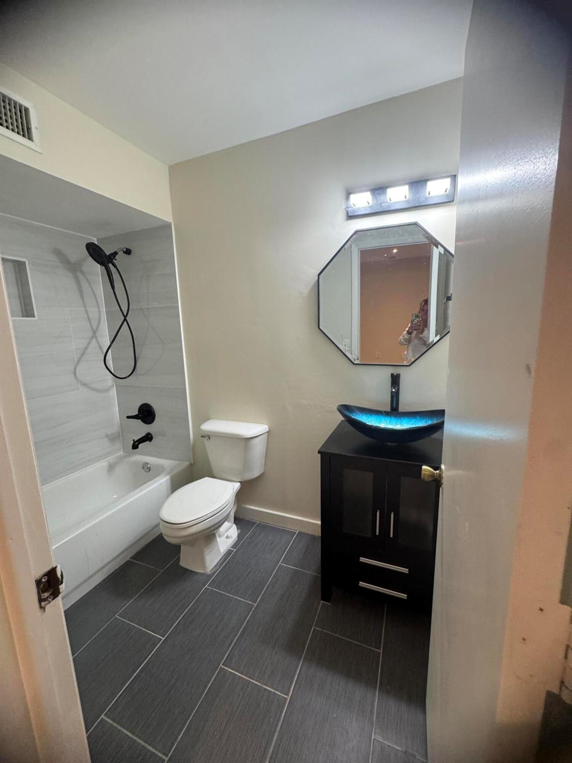 LAGUNA POINTE AT CALIF CL - Residential Lease