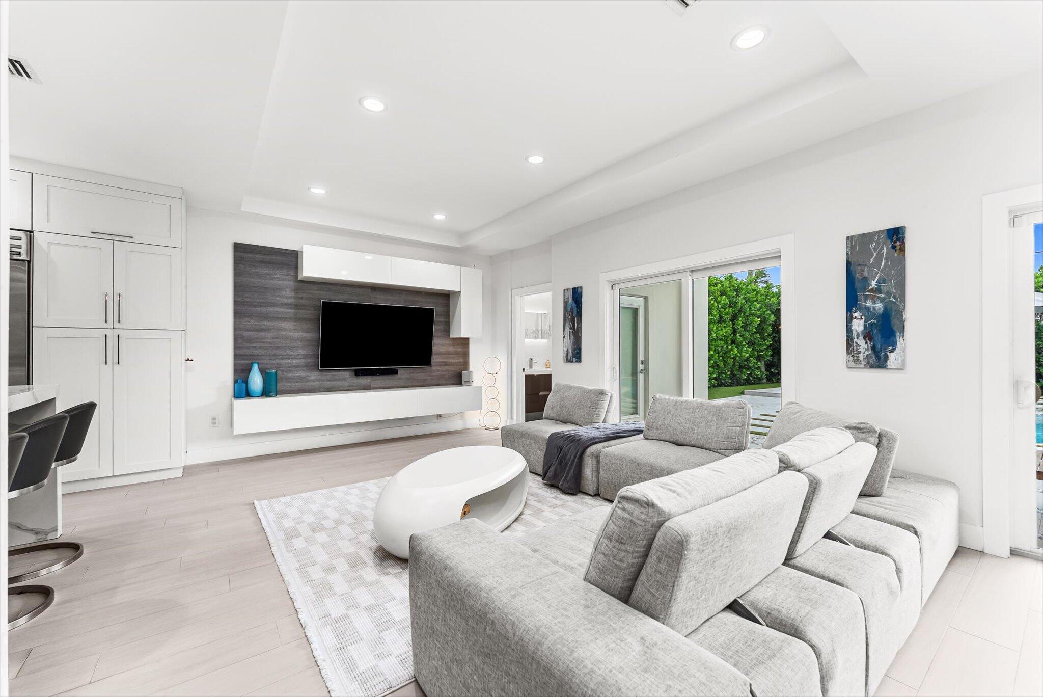 LAKE FLORESTA PARK - Residential