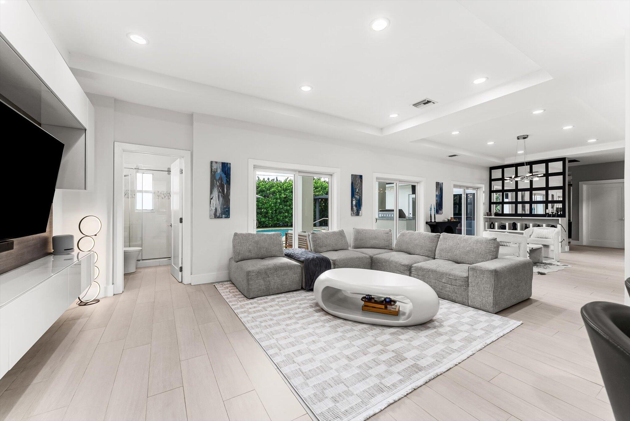 LAKE FLORESTA PARK - Residential