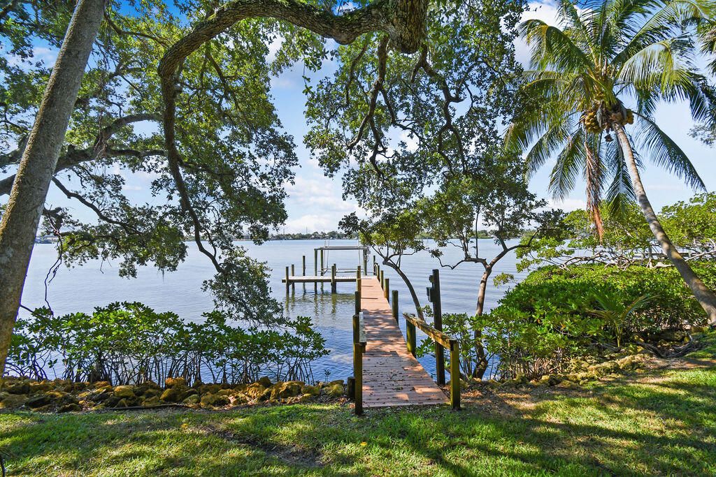 Photo of 88 W Riverside Drive, Jupiter, FL 33469 (MLS # R10797927)