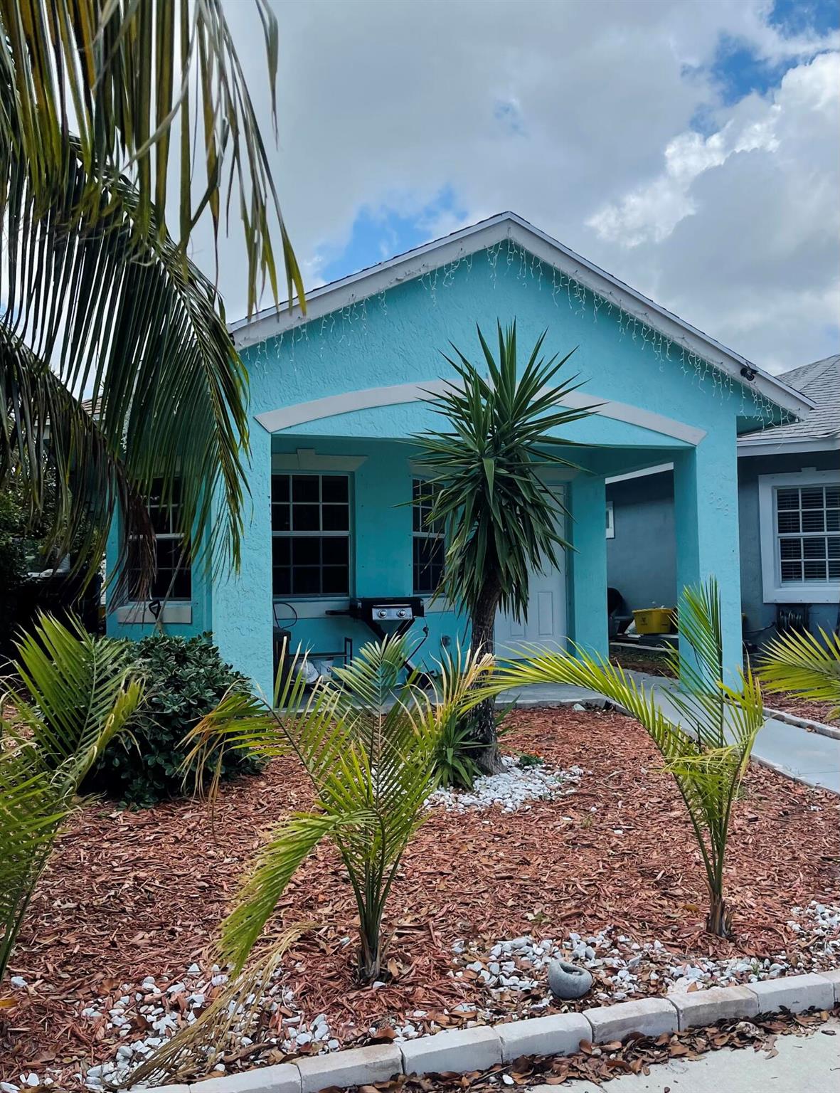 MOVE IN SPECIAL First & Security Only! Beautiful 3 Bedroom 2 Bathroom house in East Lake Worth. NO HOA, No restrictions,