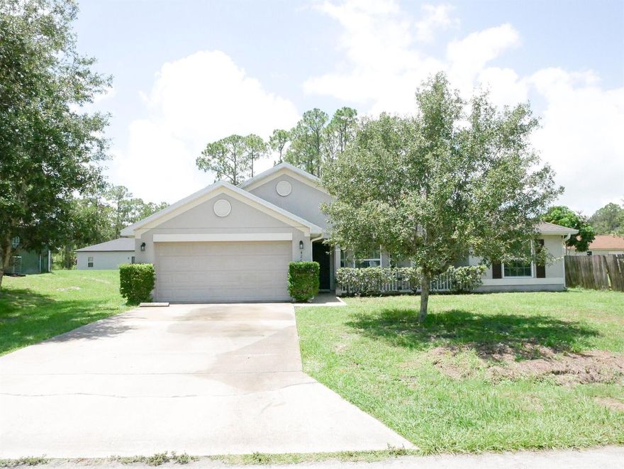 3/2/2 beautiful home, with split and open floor plan; vaulted ceiling, front porch and screen patio.