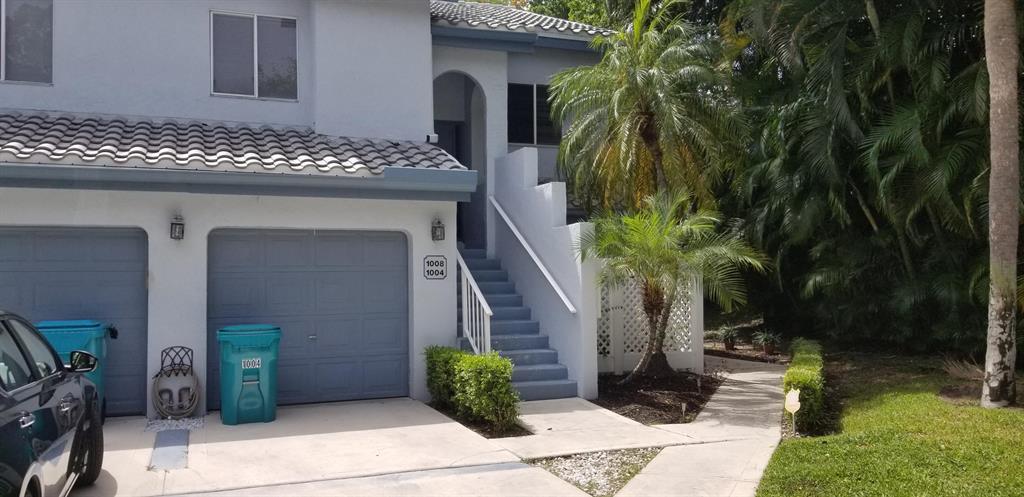 Spacious 3BR/2BA 2nd fl end unit & 1 car garage. Freshly painted and new updated baths. Featuring cathedral ceilings, split BR's, roman tub, washer/dryer & screened balcony. Located in one of ''Boynton's Best Kept Secrets'' with pool, tennis & clubhouse.