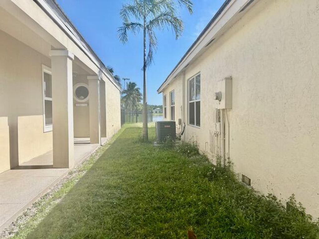 Photo of 8820 N Lake Park Cir Circle N, Davie, FL 33328 (MLS # B26029532)