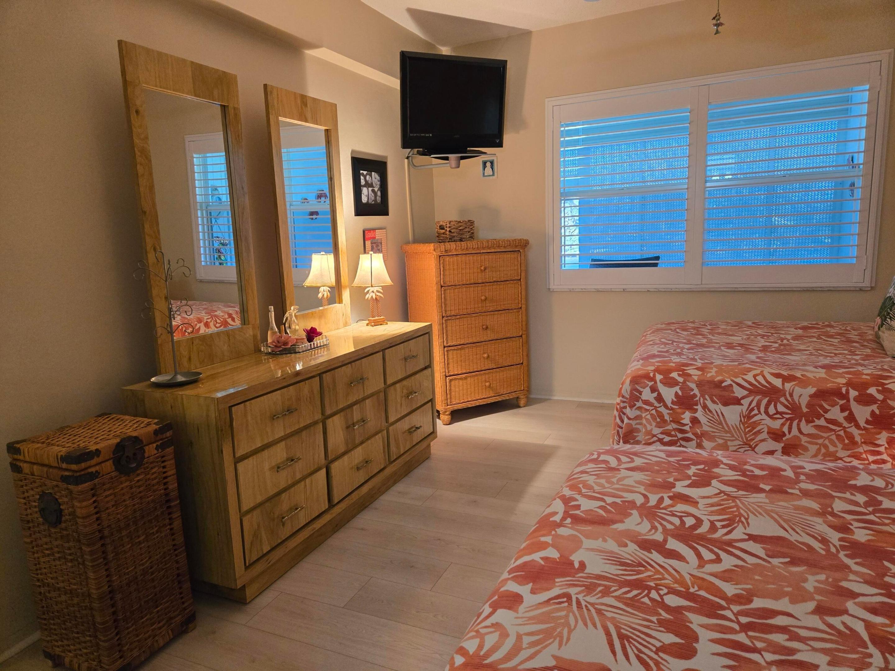 PENTHOUSE NORTH CONDO - Residential