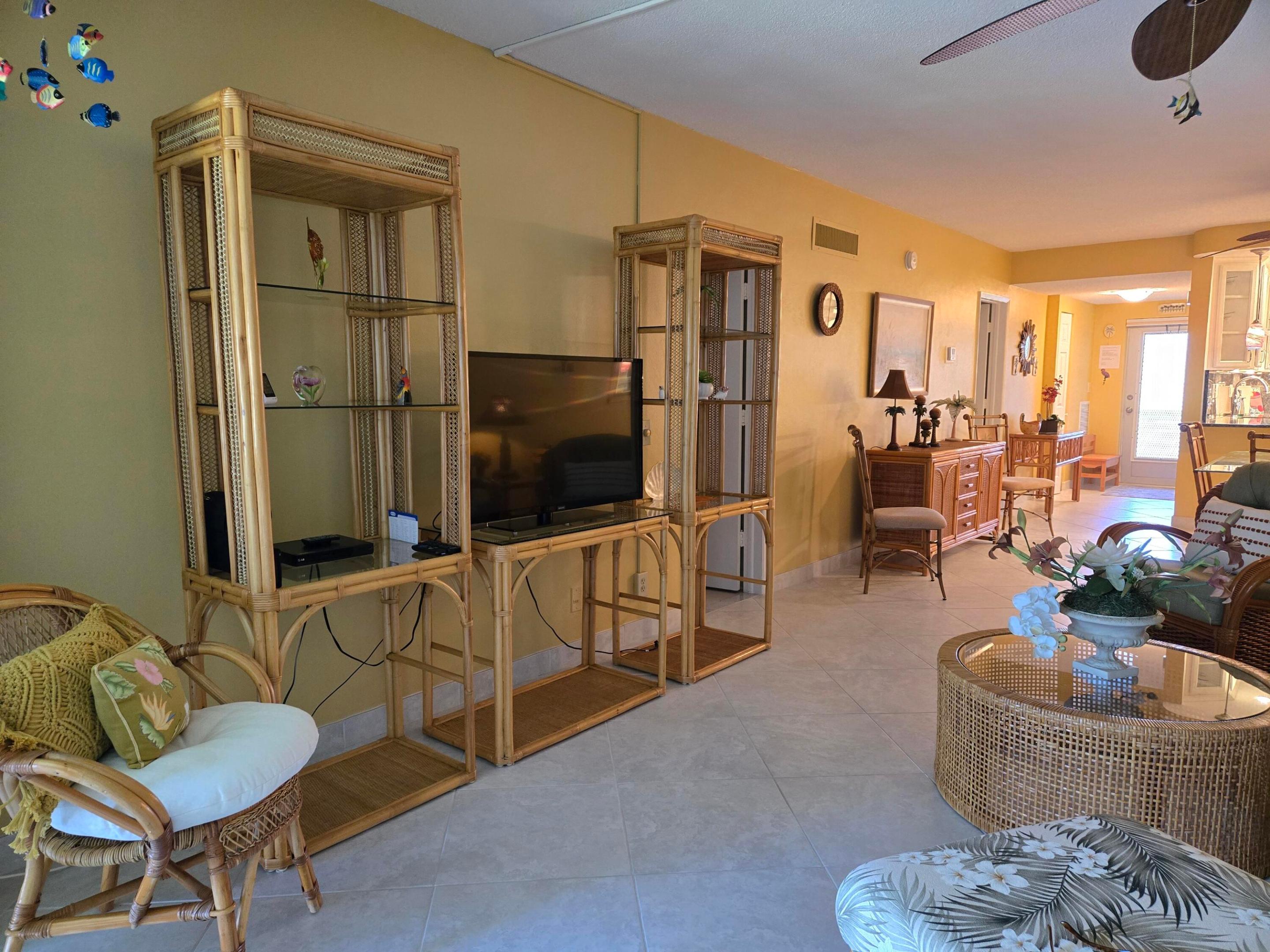 PENTHOUSE NORTH CONDO - Residential