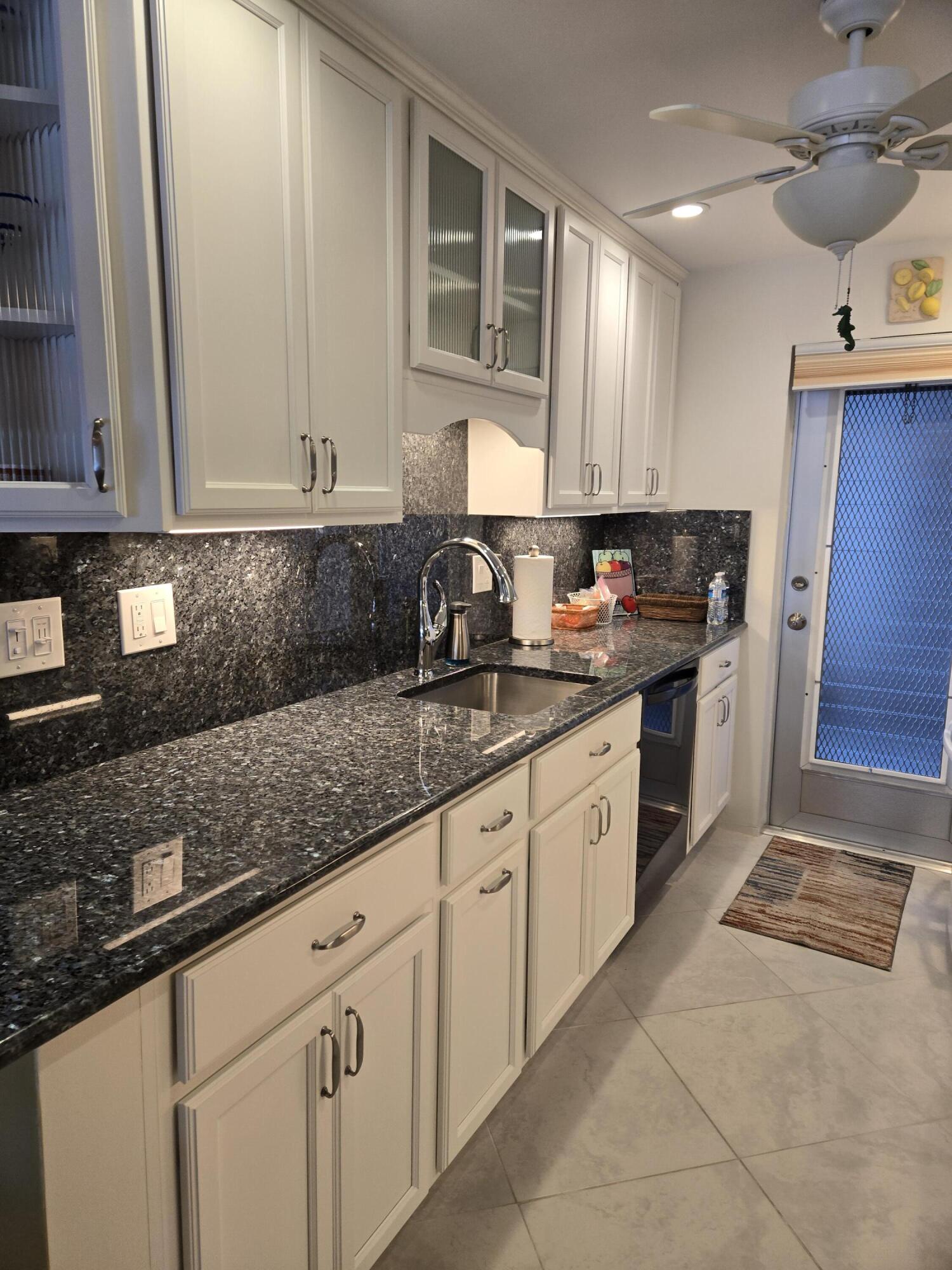 PENTHOUSE NORTH CONDO - Residential