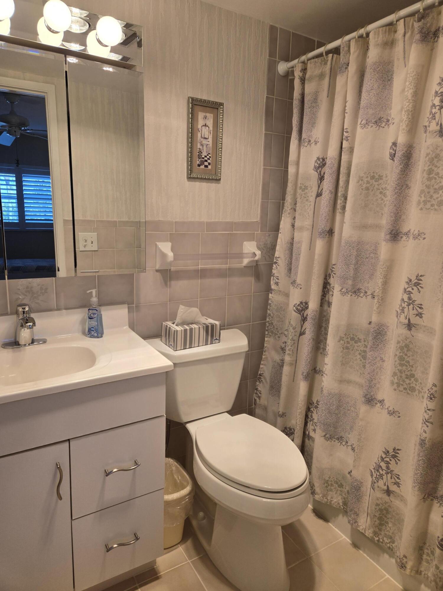 PENTHOUSE NORTH CONDO - Residential