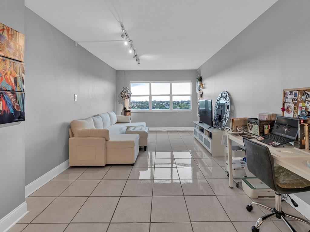 2555 NE 11th St 708