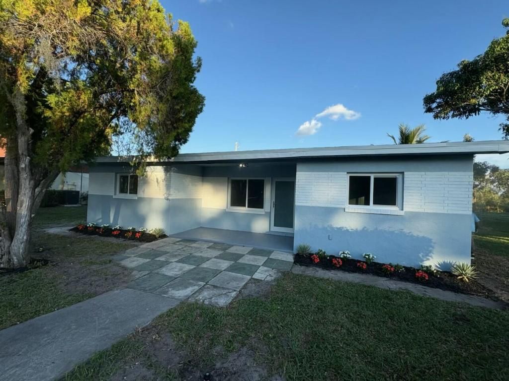 Photo of 4610 Sunset Boulevard, Fort Pierce, FL 34982 (MLS # R11147273)
