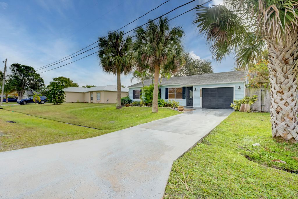 Photo of 2162 SE Heathwood Circle, Port Saint Lucie, FL 34952 (MLS # R10949887)