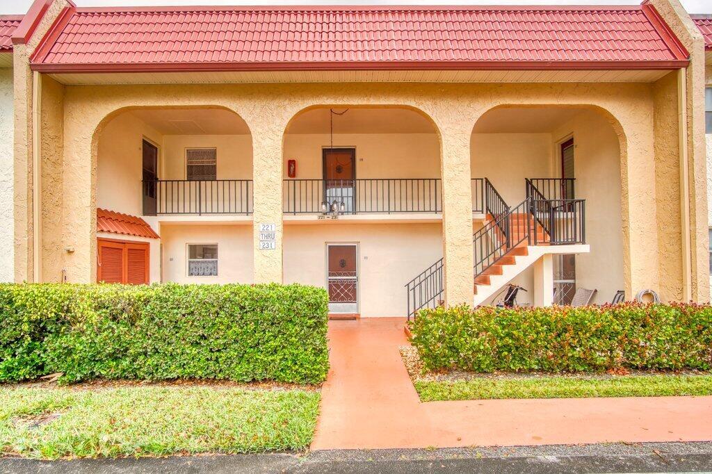 GOLDEN LAKES VILLAGE COND - Residential Lease