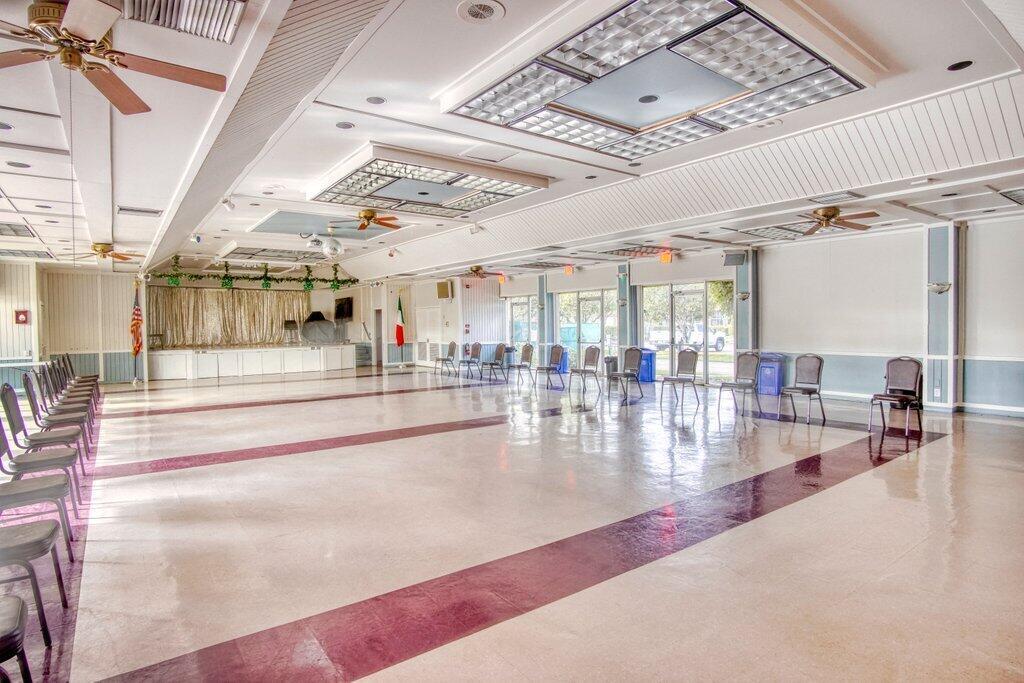 GOLDEN LAKES VILLAGE COND - Residential Lease