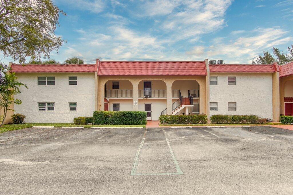 GOLDEN LAKES VILLAGE COND - Residential Lease