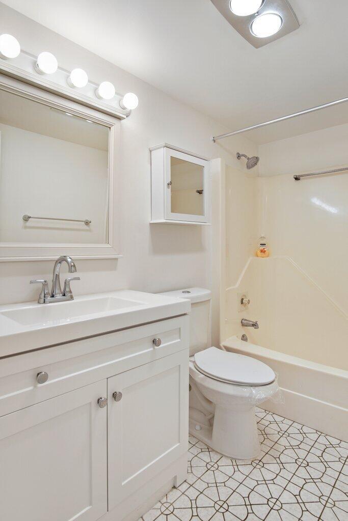 GOLDEN LAKES VILLAGE COND - Residential Lease