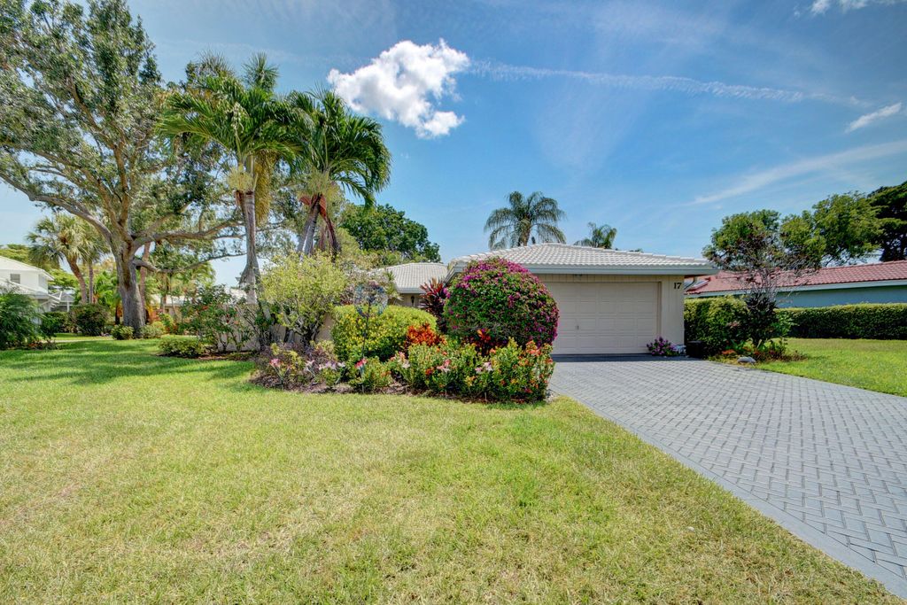 Photo of 17 Estate Drive, Boynton Beach, FL 33436 (MLS # R10990611)