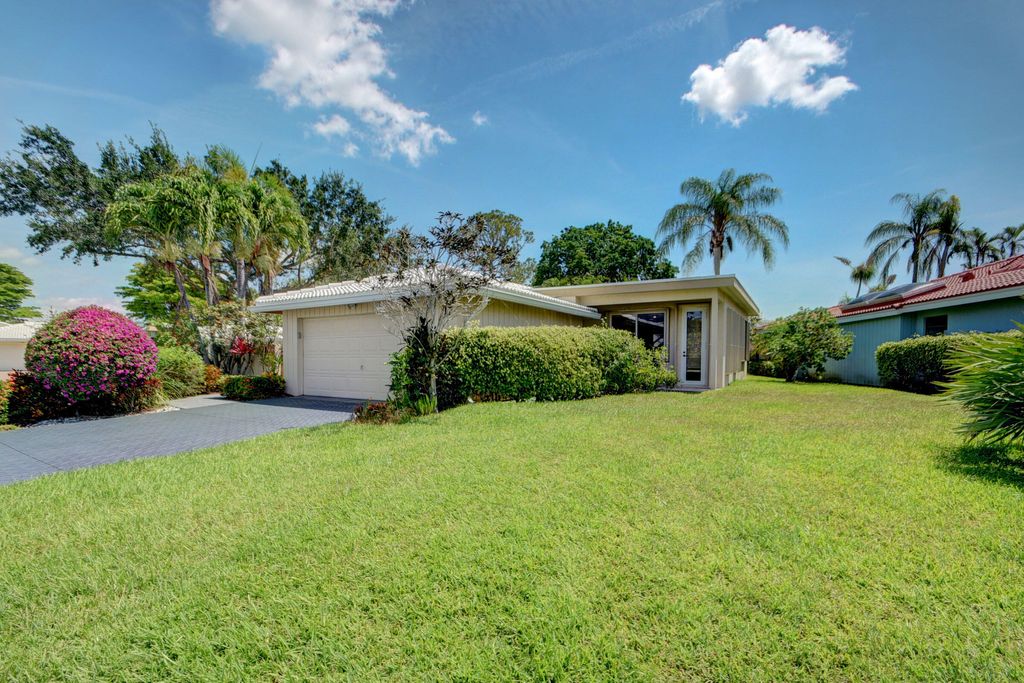 Photo of 17 Estate Drive, Boynton Beach, FL 33436 (MLS # R10990611)