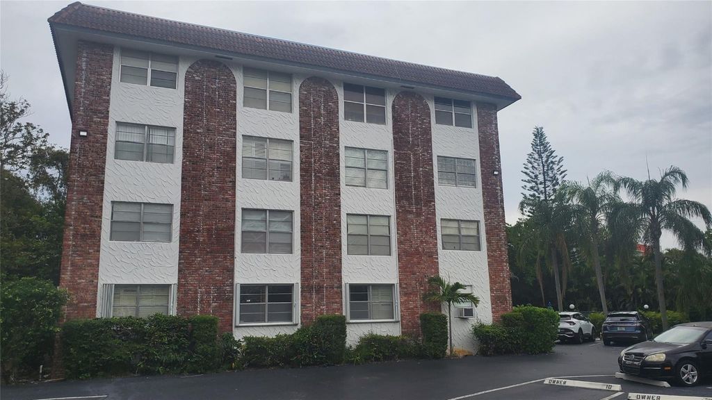 Photo of 3910 Crystal Lake Drive #403, Deerfield Beach, FL 33064 (MLS # F10513273)