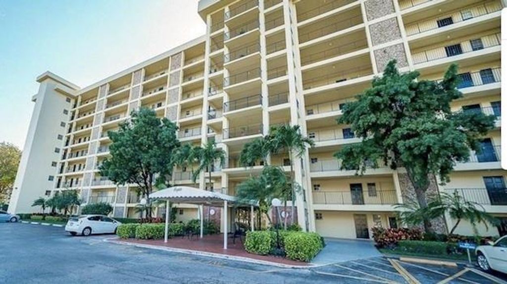 Photo of 3050 N Palm Aire Dr #202, Pompano Beach, FL 33069 (MLS # F10295447)