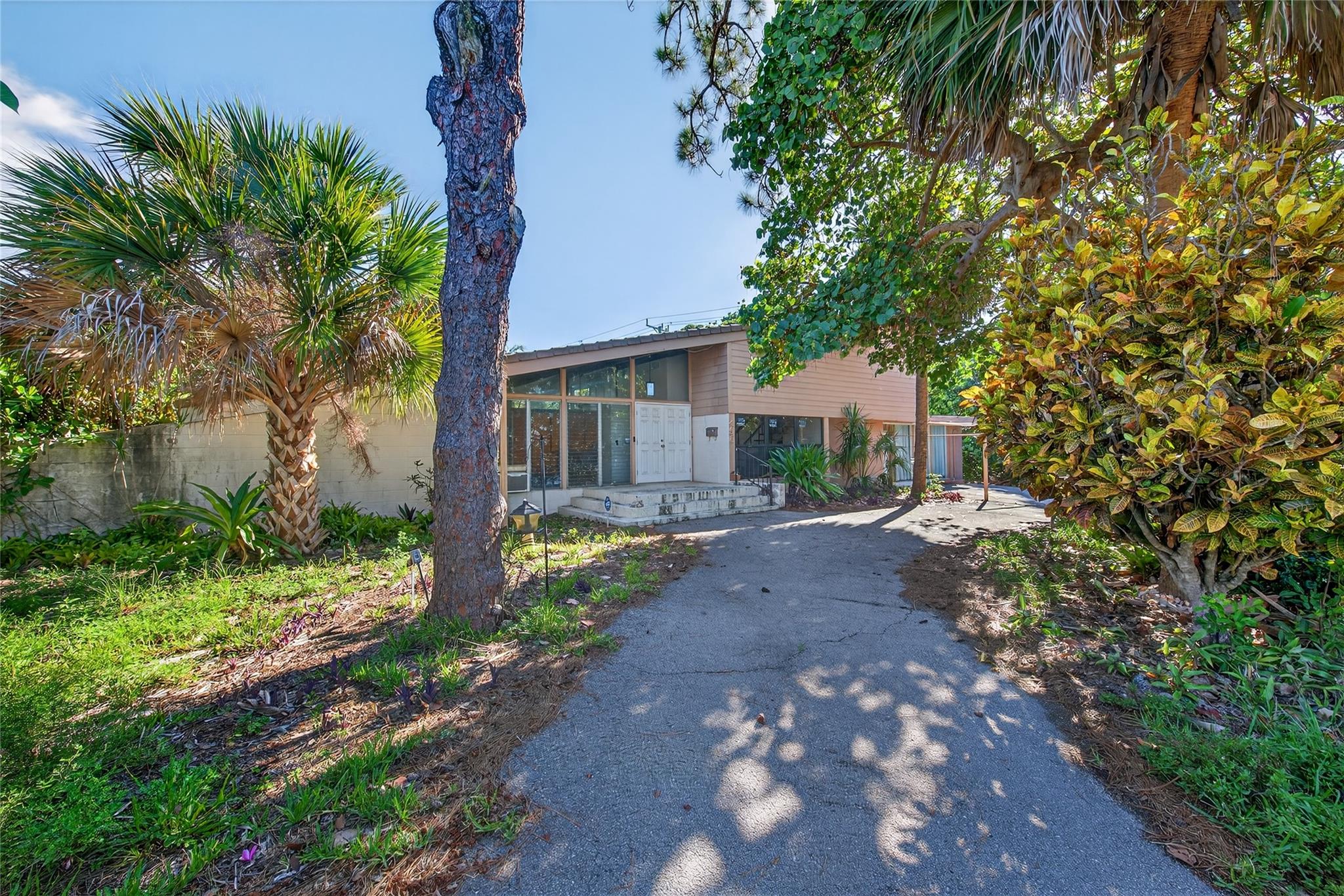 496 NW 16th St