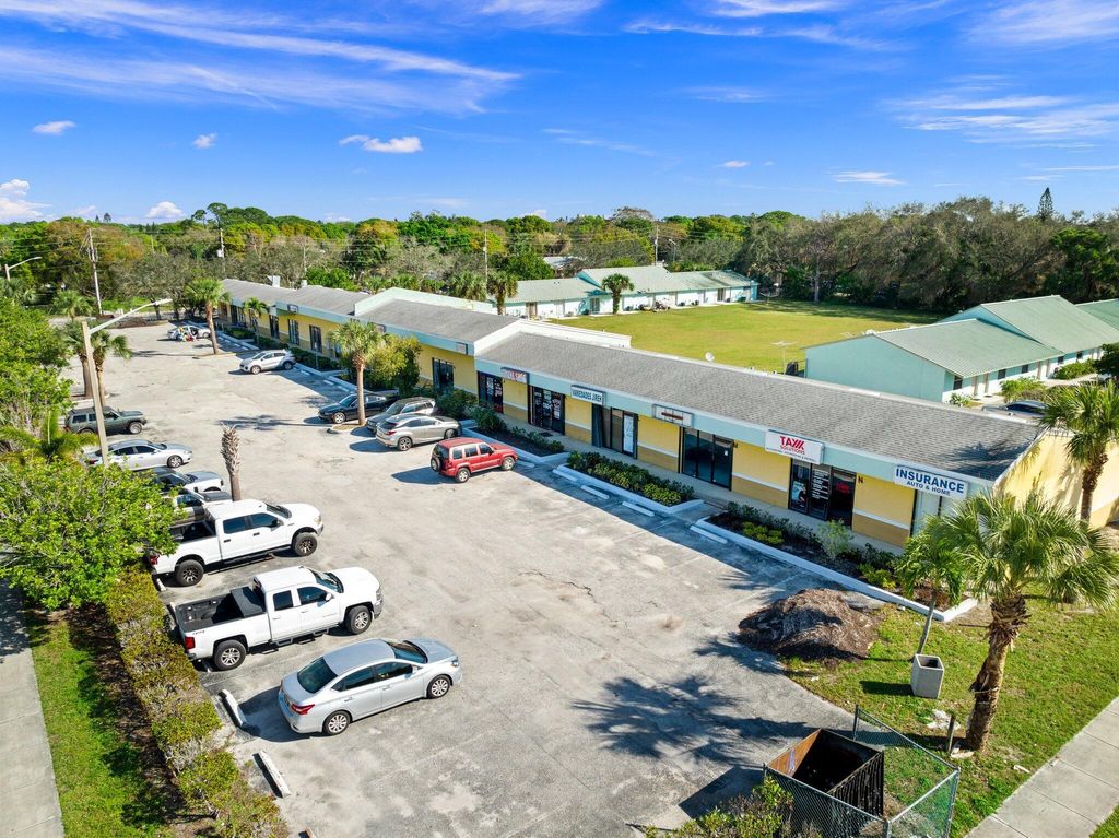 Photo of 850 S 21st Street #H, Fort Pierce, FL (MLS # R10958201)