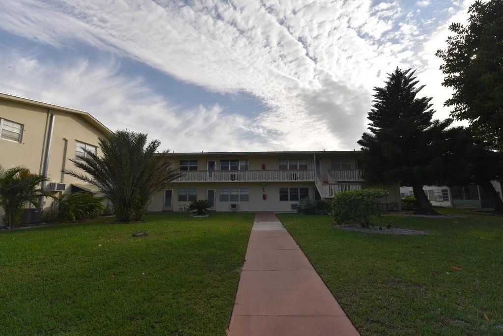 Photo of 112 Salisbury #E, West Palm Beach, FL 33417 (MLS # R11155969)