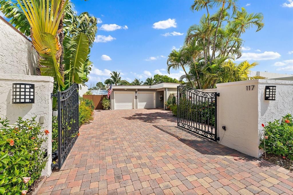 Photo of 117 Sandpiper Circle E, Jupiter, FL 33477 (MLS # R10882862)