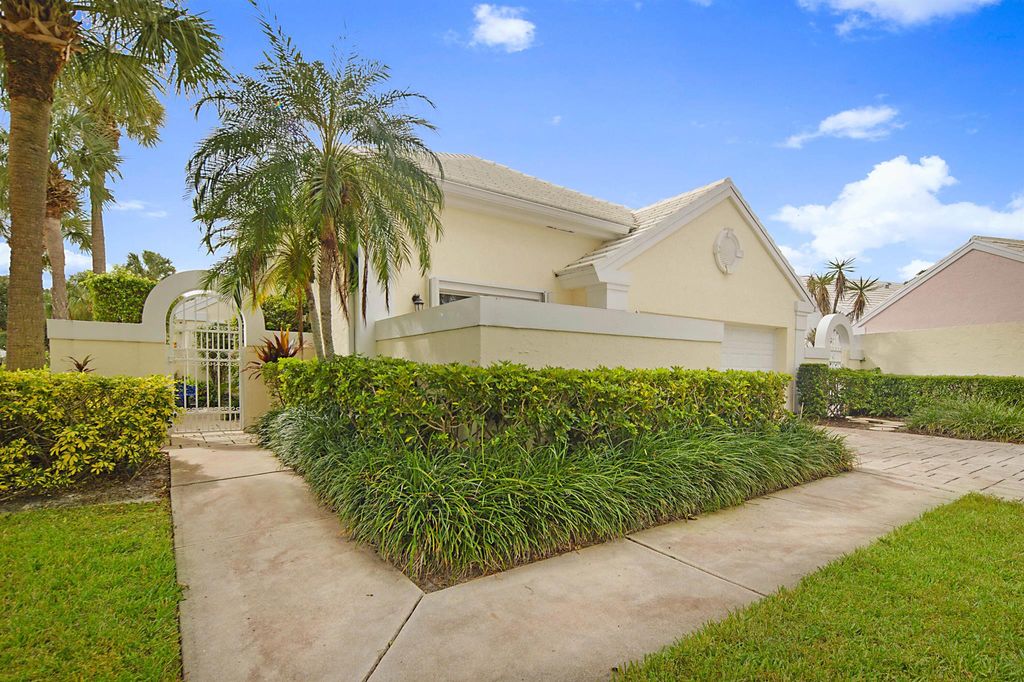 Photo of 14 Wyndham Lane, Palm Beach Gardens, FL 33418 (MLS # R10934235)