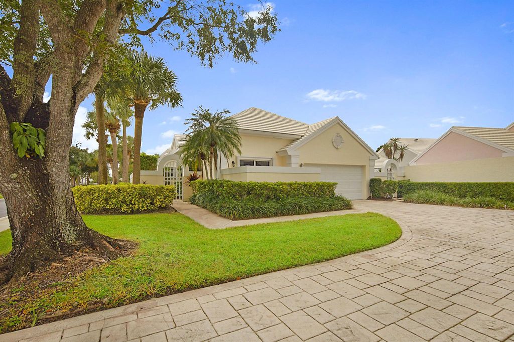 Photo of 14 Wyndham Lane, Palm Beach Gardens, FL 33418 (MLS # R10934235)