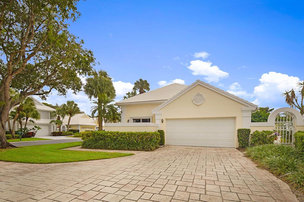 Photo of 14 Wyndham Lane, Palm Beach Gardens, FL 33418 (MLS # R10934235)