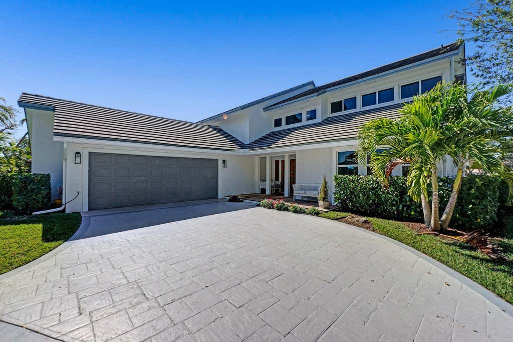 Photo of 21 Marlwood Lane, Palm Beach Gardens, FL 33418 (MLS # B26064828)
