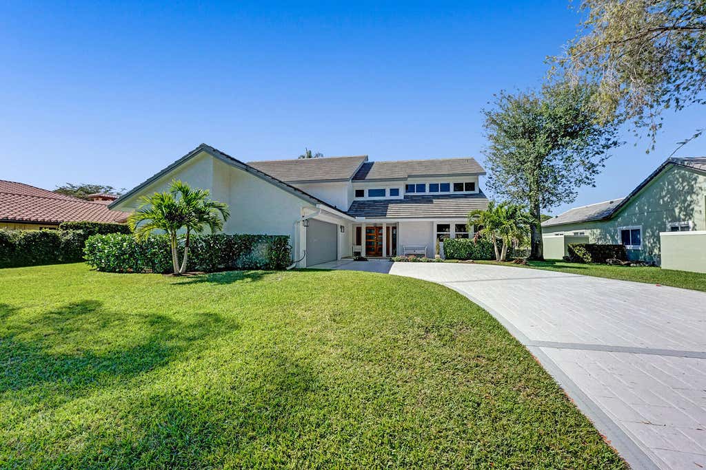 Photo of 21 Marlwood Lane, Palm Beach Gardens, FL 33418 (MLS # B26064828)