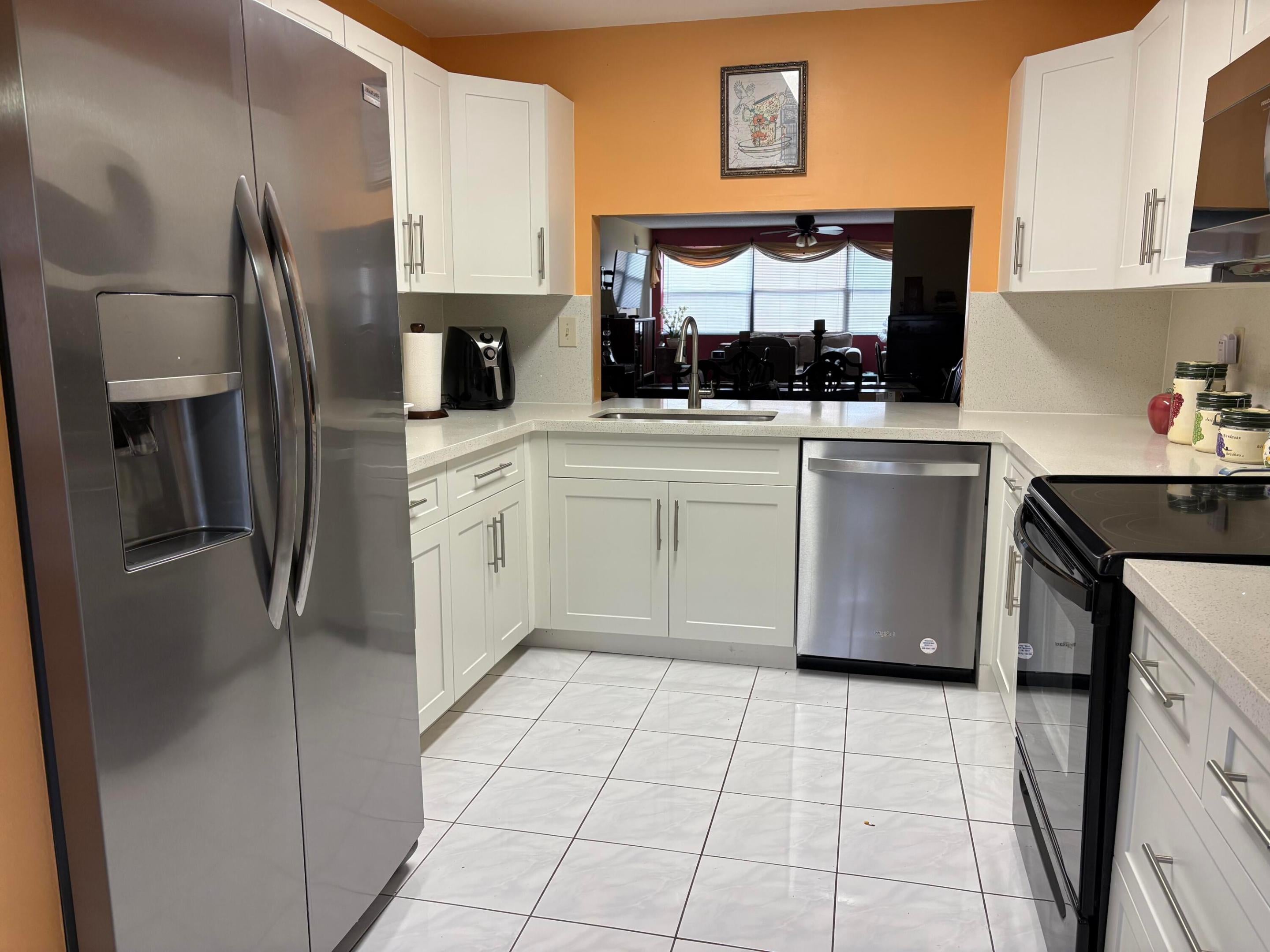 10400 NW 30TH Court 205, Sunrise, FL, 33322/$170,000 3 10400 NW 30TH Court 205